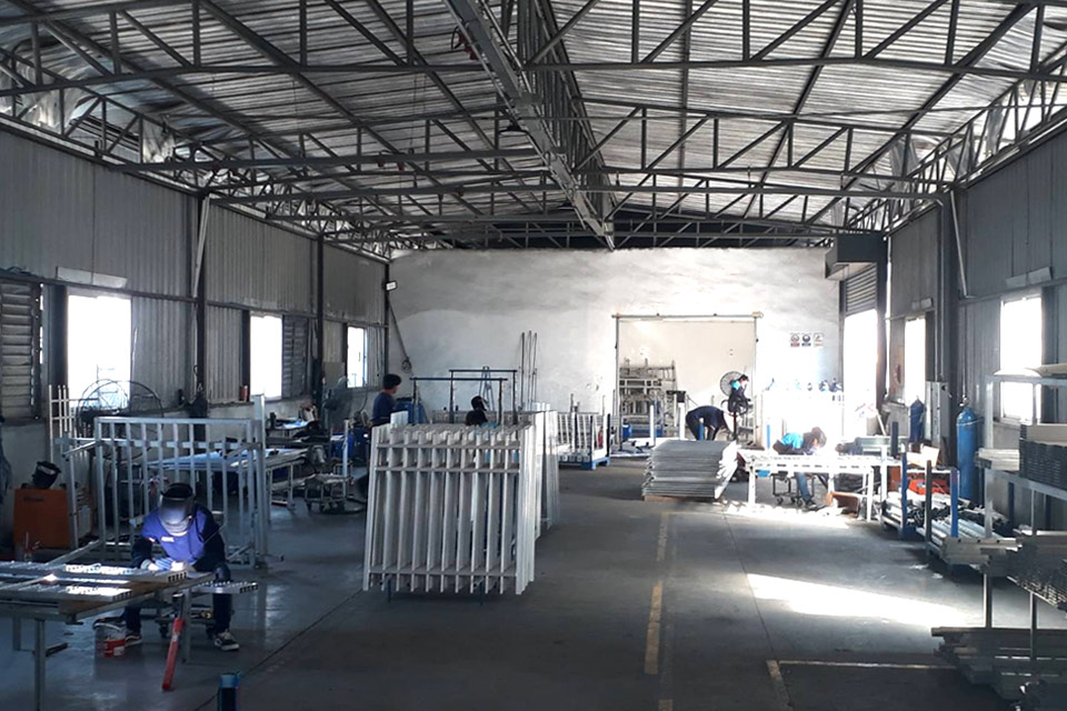 Aluminum fence fabrication workshop